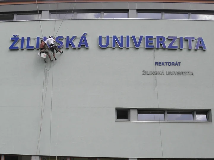 Montáž svetelného loga - Žilinská univerzita